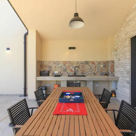 Beautiful Regina With Private Pool Near The Sea By Wiibuk Sisan